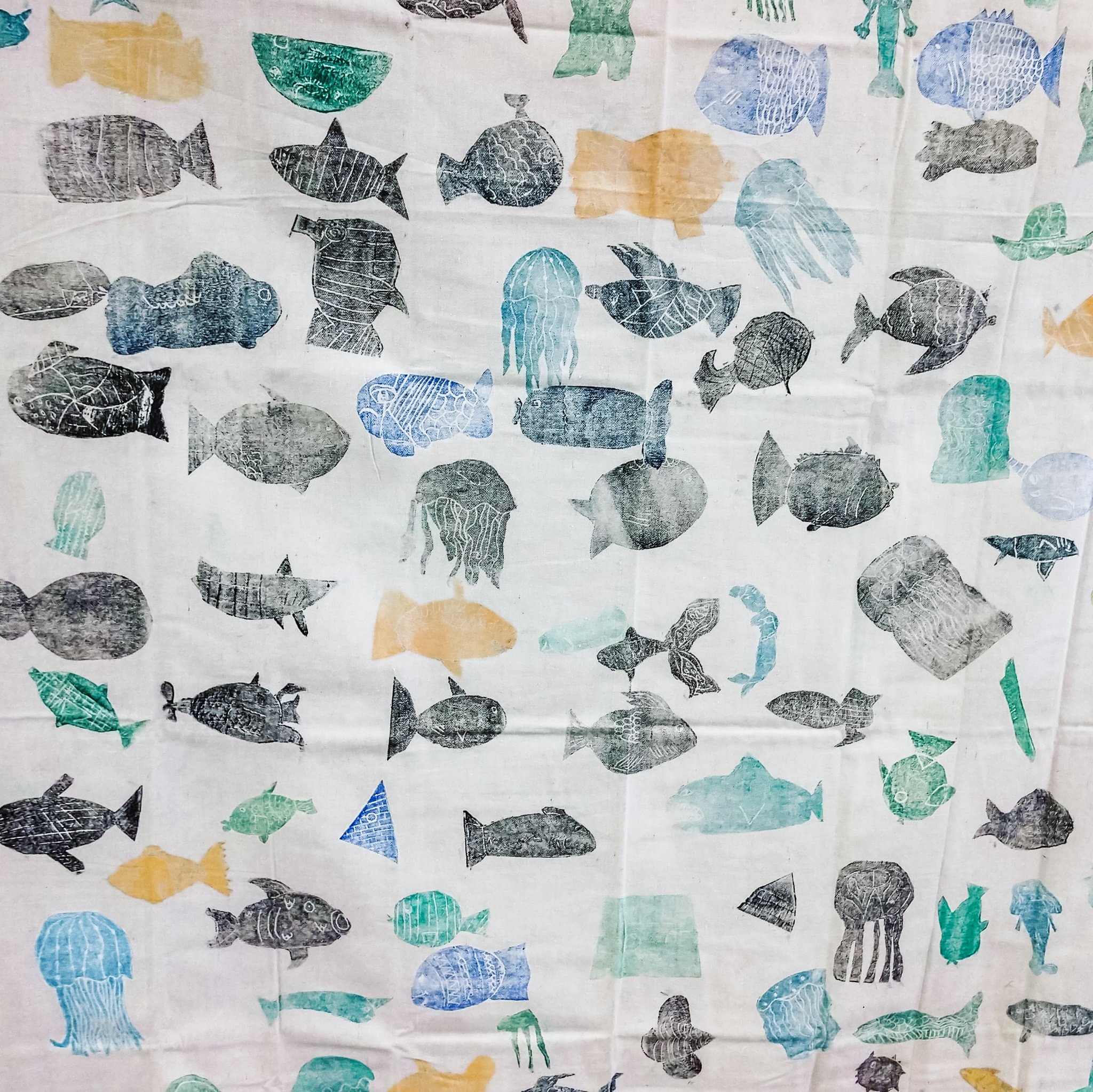 Printing with kids on canvas - fish and underwater creature tapestry [DoArtBetter.com]